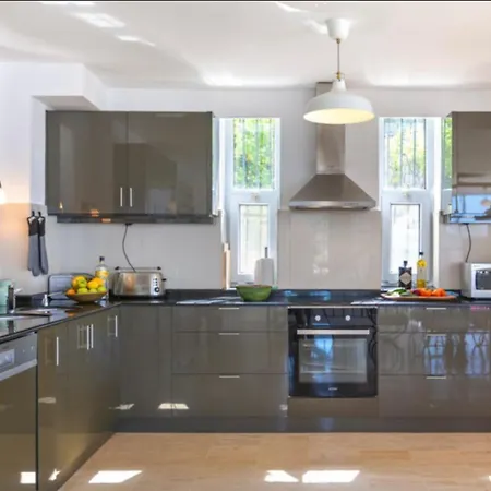 5 With Sea Views And Private Pool And Garden